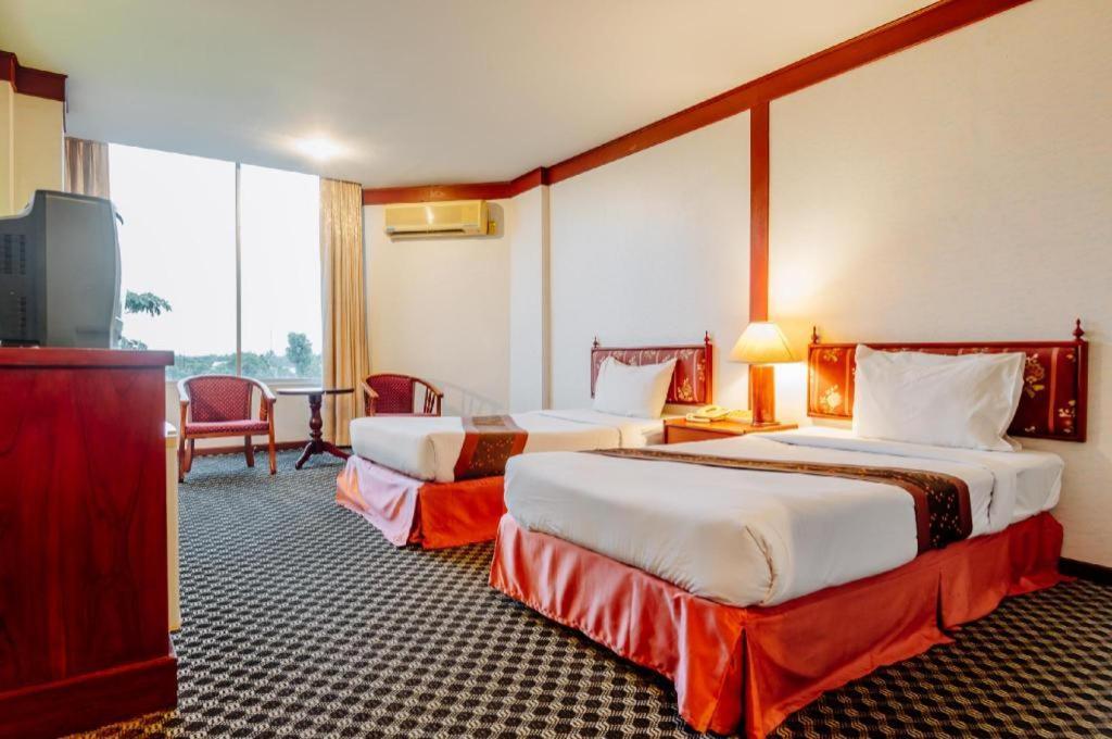 Beverly Hill Park Hotel Nakhon Sawan Ngoại thất bức ảnh